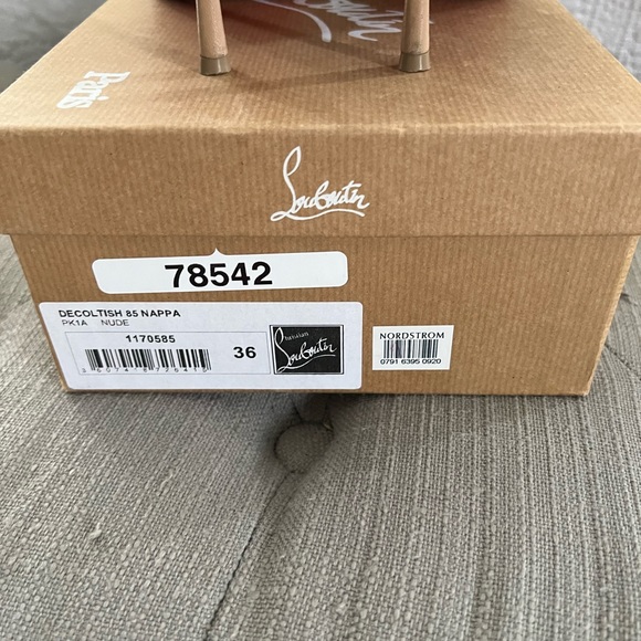 Authentic Christie Louboutin Decoltish - Picture 7 of 10